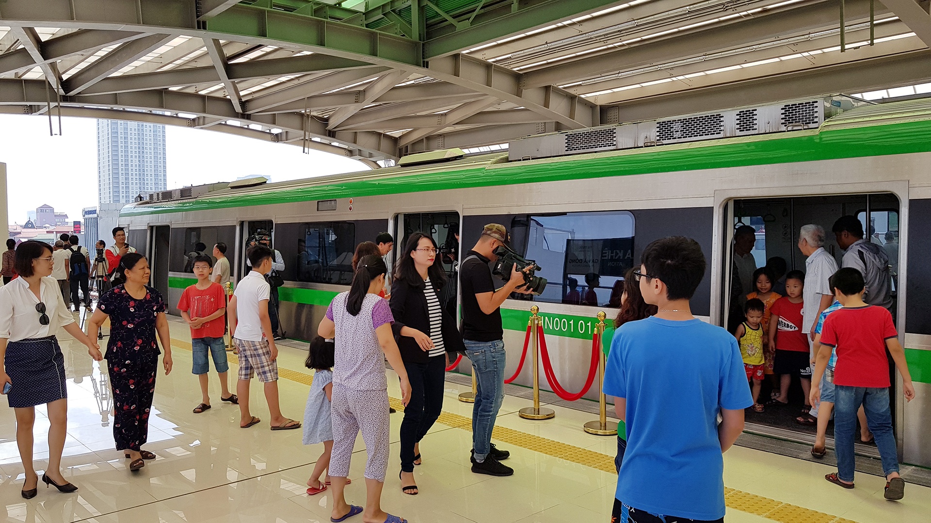 Mo cua tham quan nha ga Cat Linh - Ha Dong anh 5