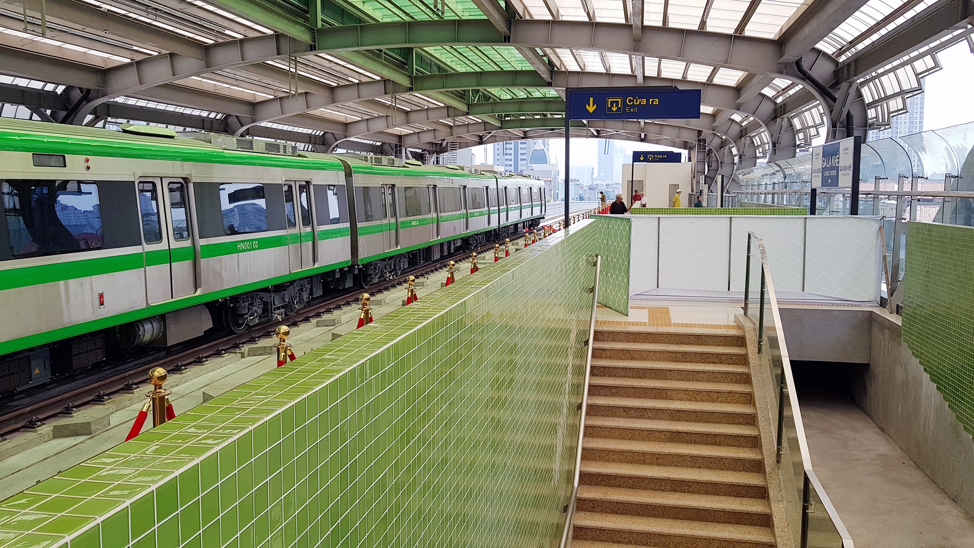 Mo cua tham quan nha ga Cat Linh - Ha Dong anh 4