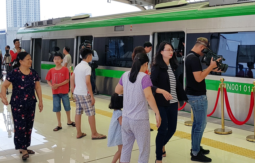 Nguoi dan do xo xem doan tau tren cao dau tien tai Viet Nam hinh anh