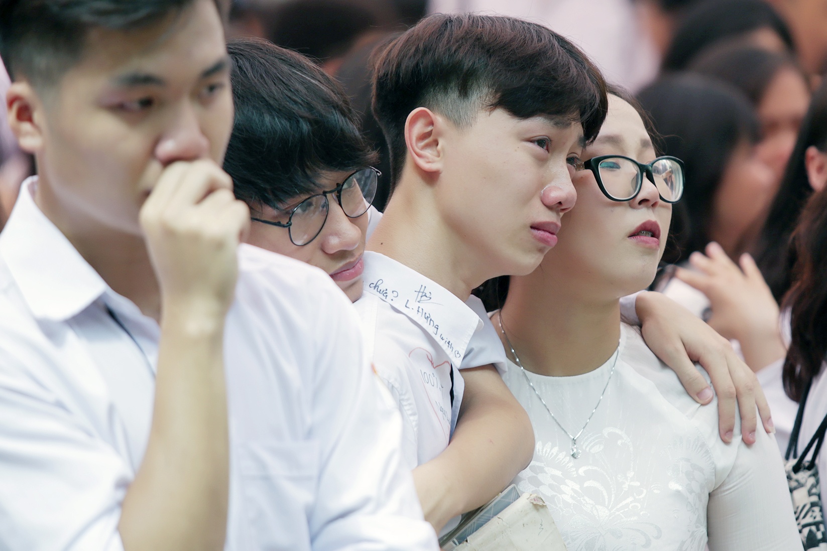 Khoanh khac chia tay tuoi hoc tro cua teen Viet Duc hinh anh