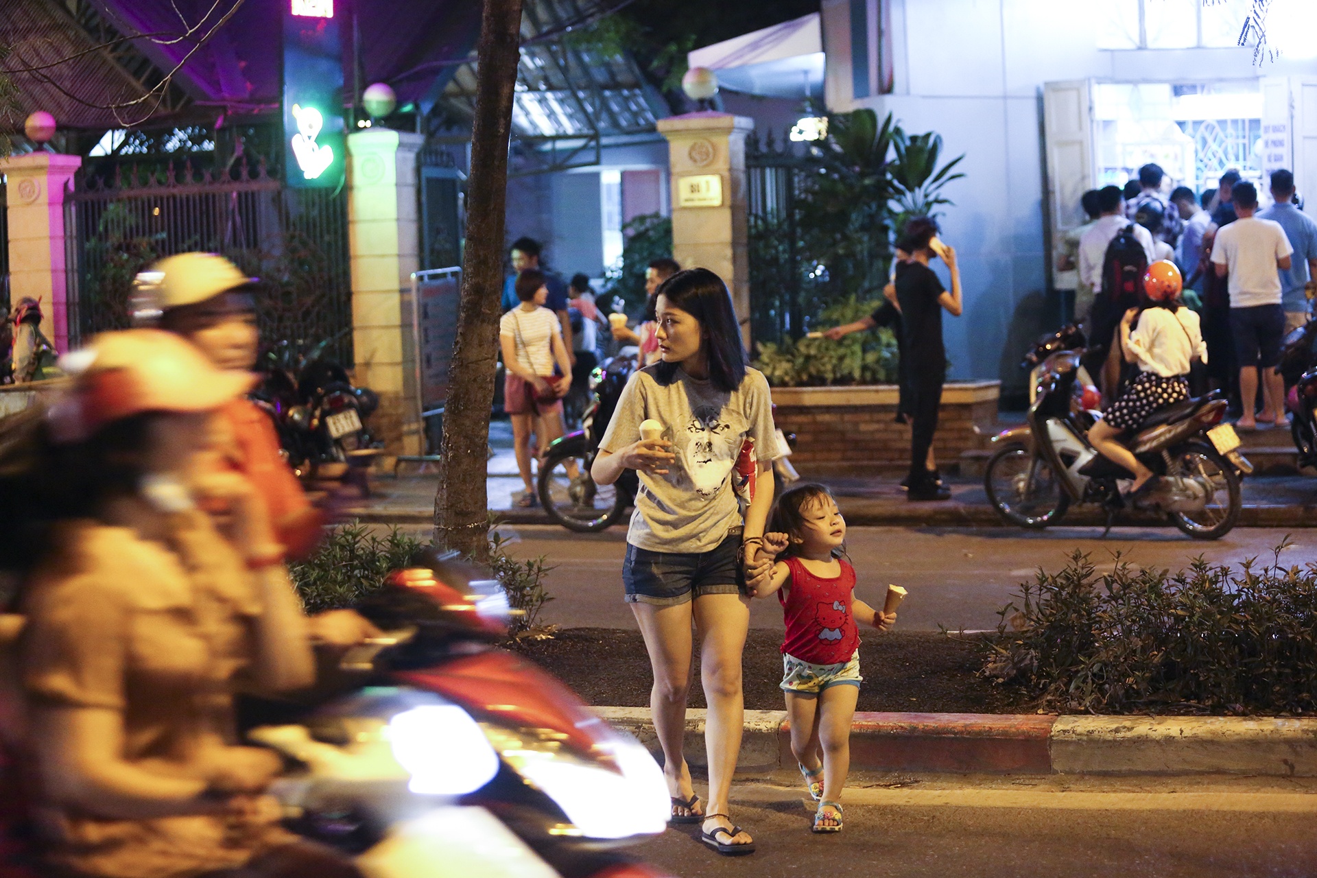 Nguoi dan ra duong buoi toi tranh nong hinh anh