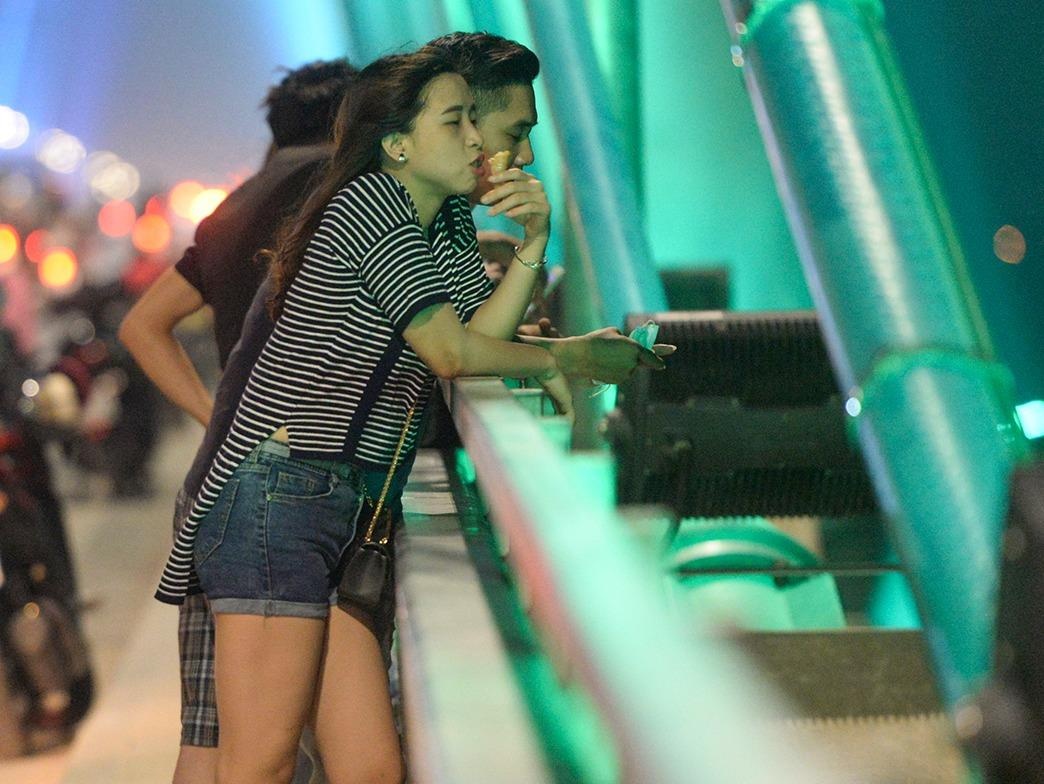 Nguoi dan thu do do xo ra duong tranh nong giua dem hinh anh