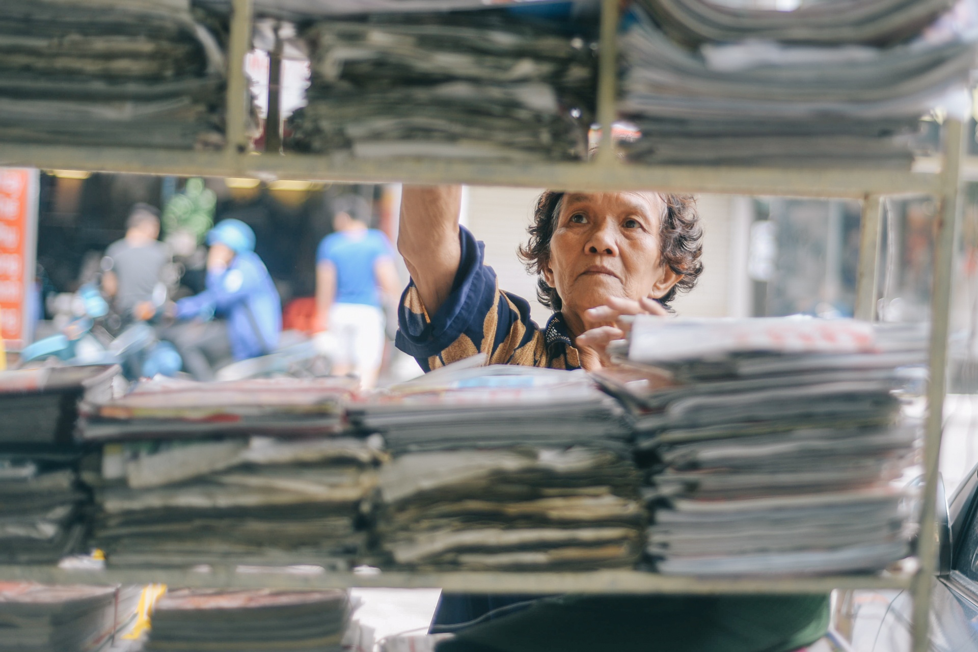 Quay bao mien phi ben via he cua cu ba 72 tuoi hinh anh