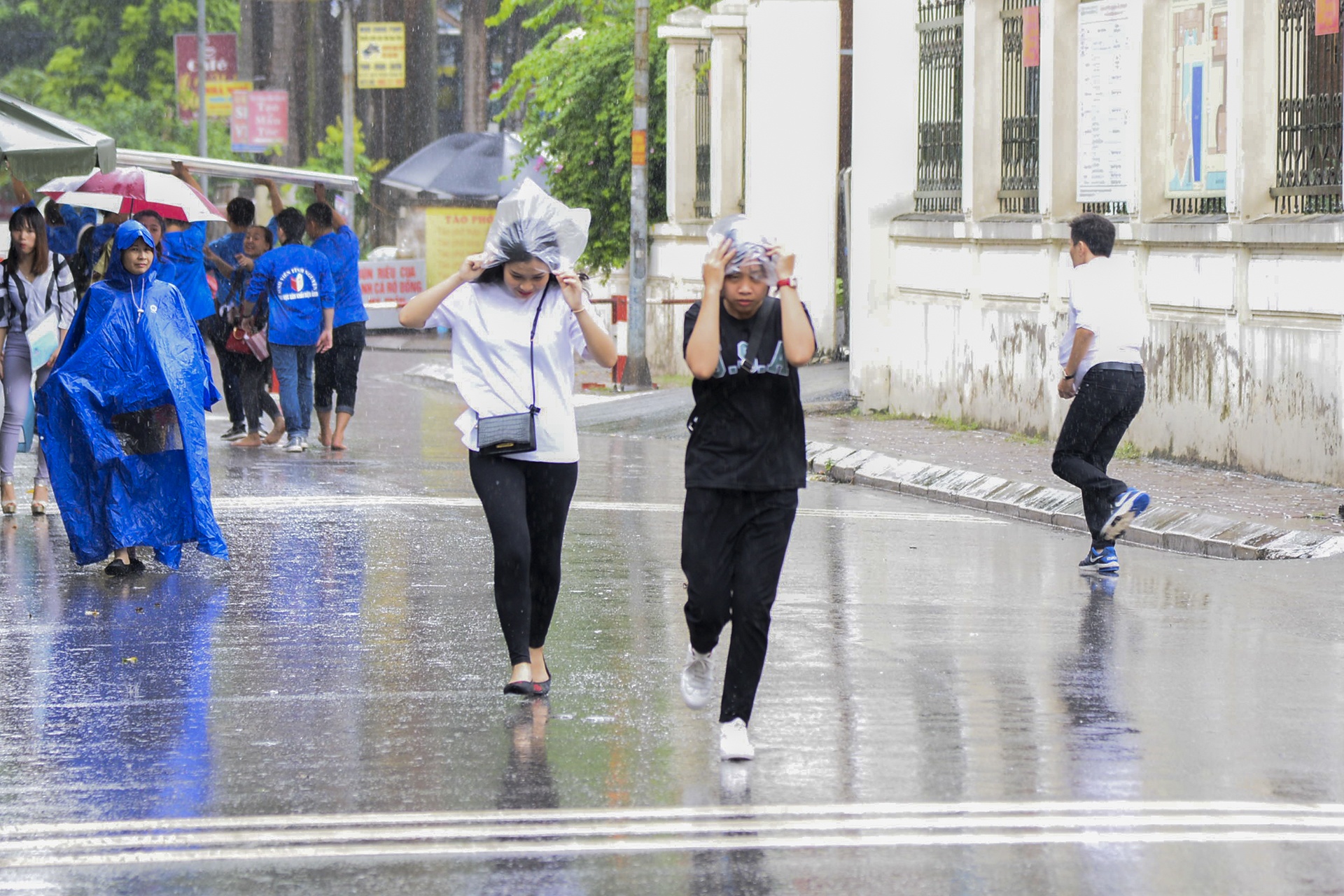 Thi sinh thi san khau dien anh anh 1