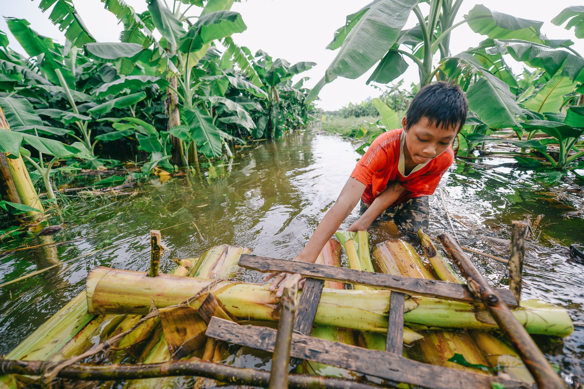 Nguoi dan cheo be lam bang than chuoi hinh anh