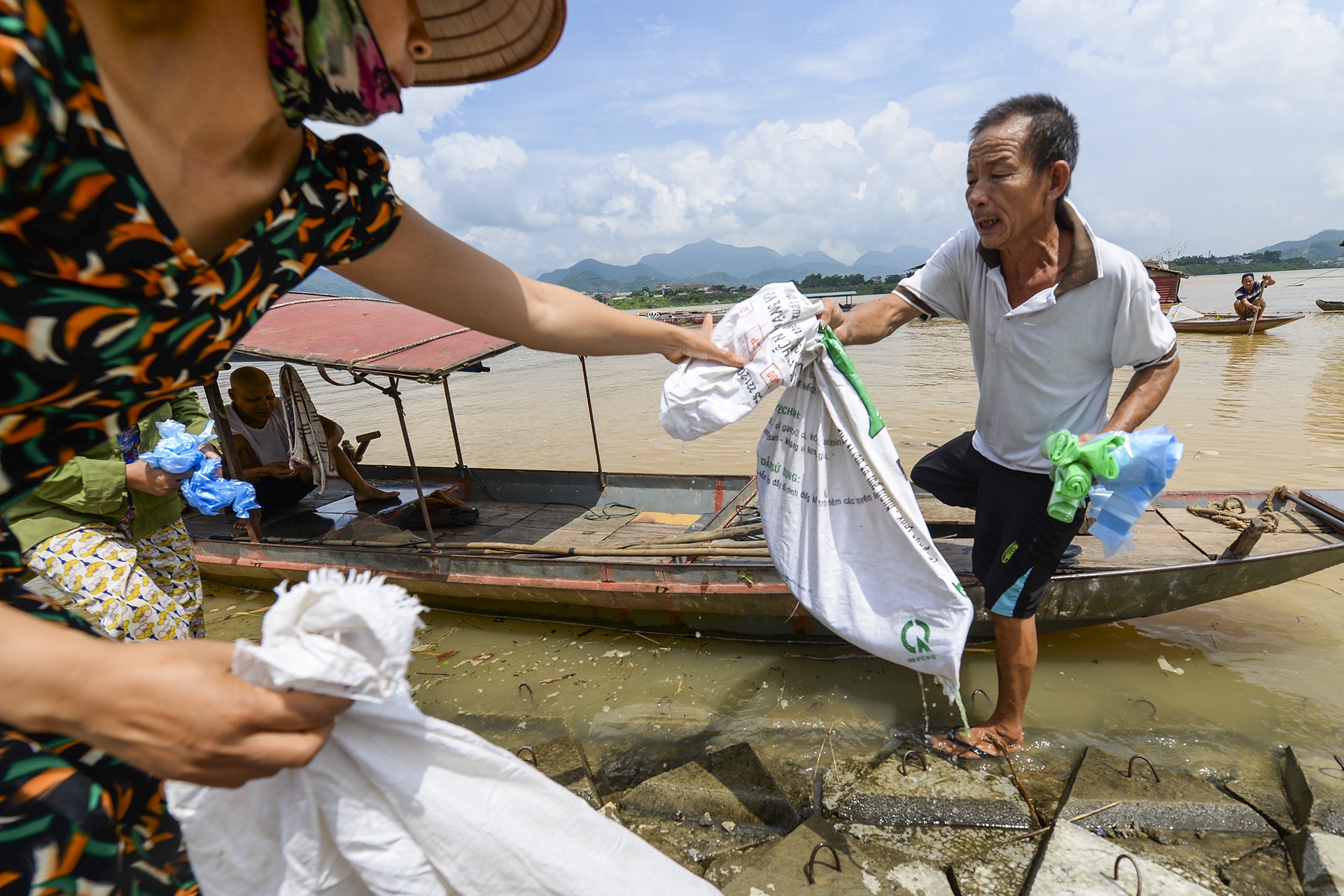 ca chet hang loat cung dot xa nuoc thuy dien hoa binh anh 5