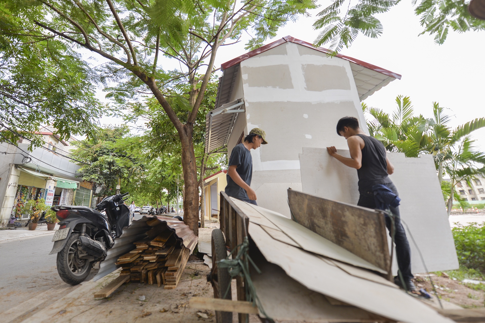 Pho chu tich quan Tay Ho: Nguoi dan phan ung dung hinh anh