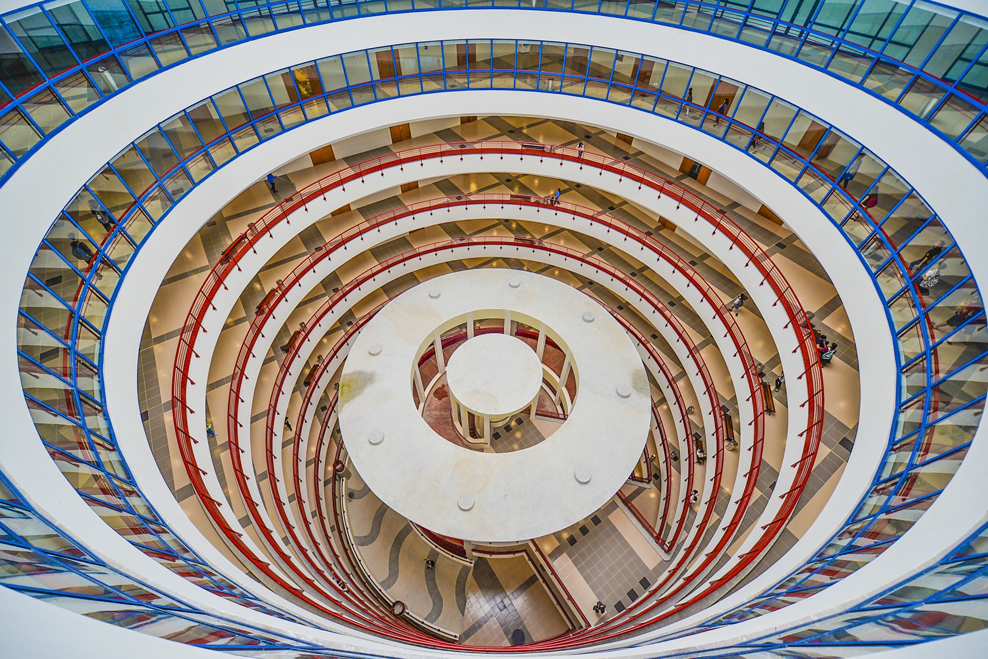 Can canh 'toa nha the ky' tai DH Kinh te Quoc dan hinh anh