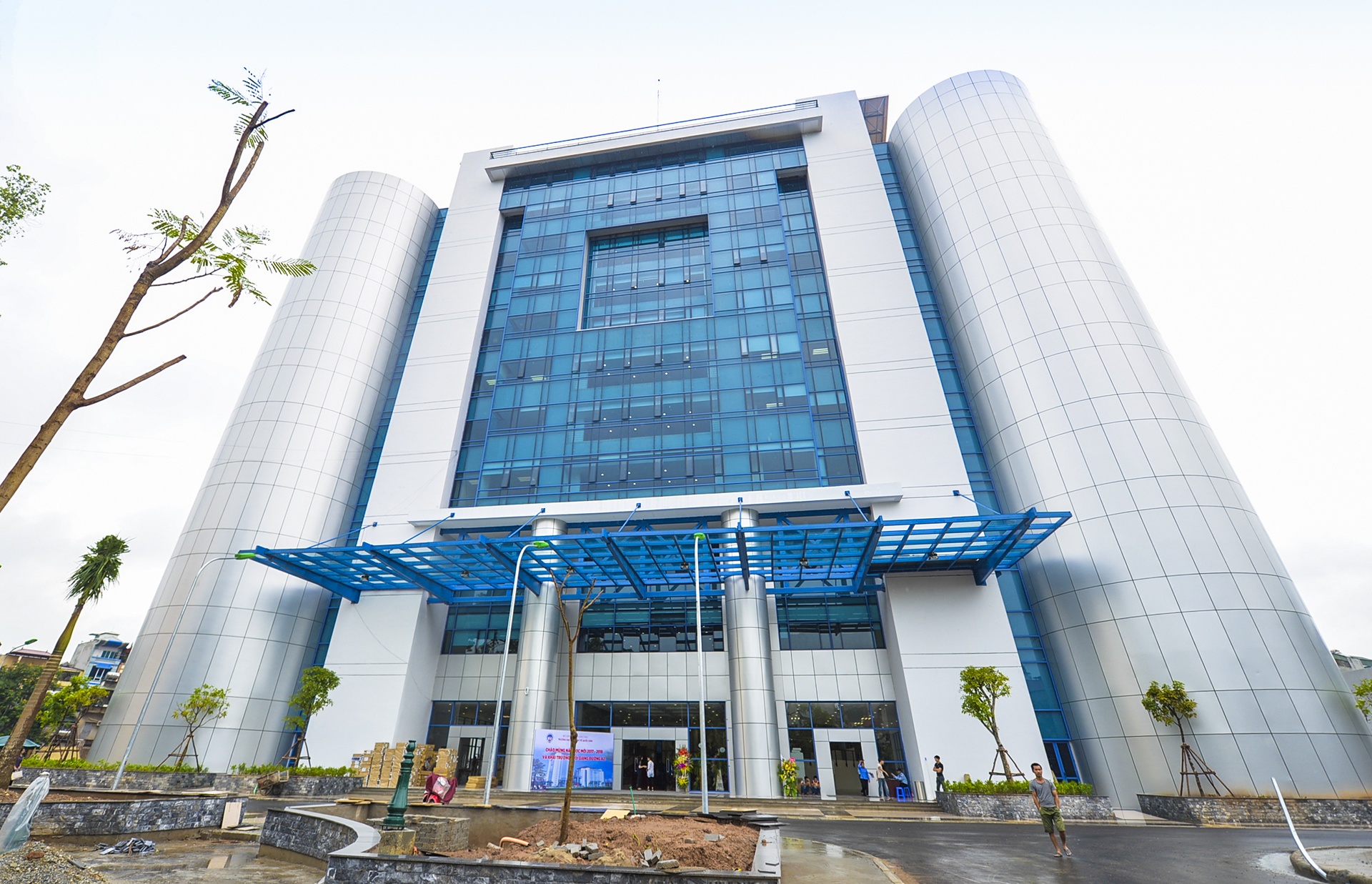 toa nha the ky DH kinh te quoc dan anh 1