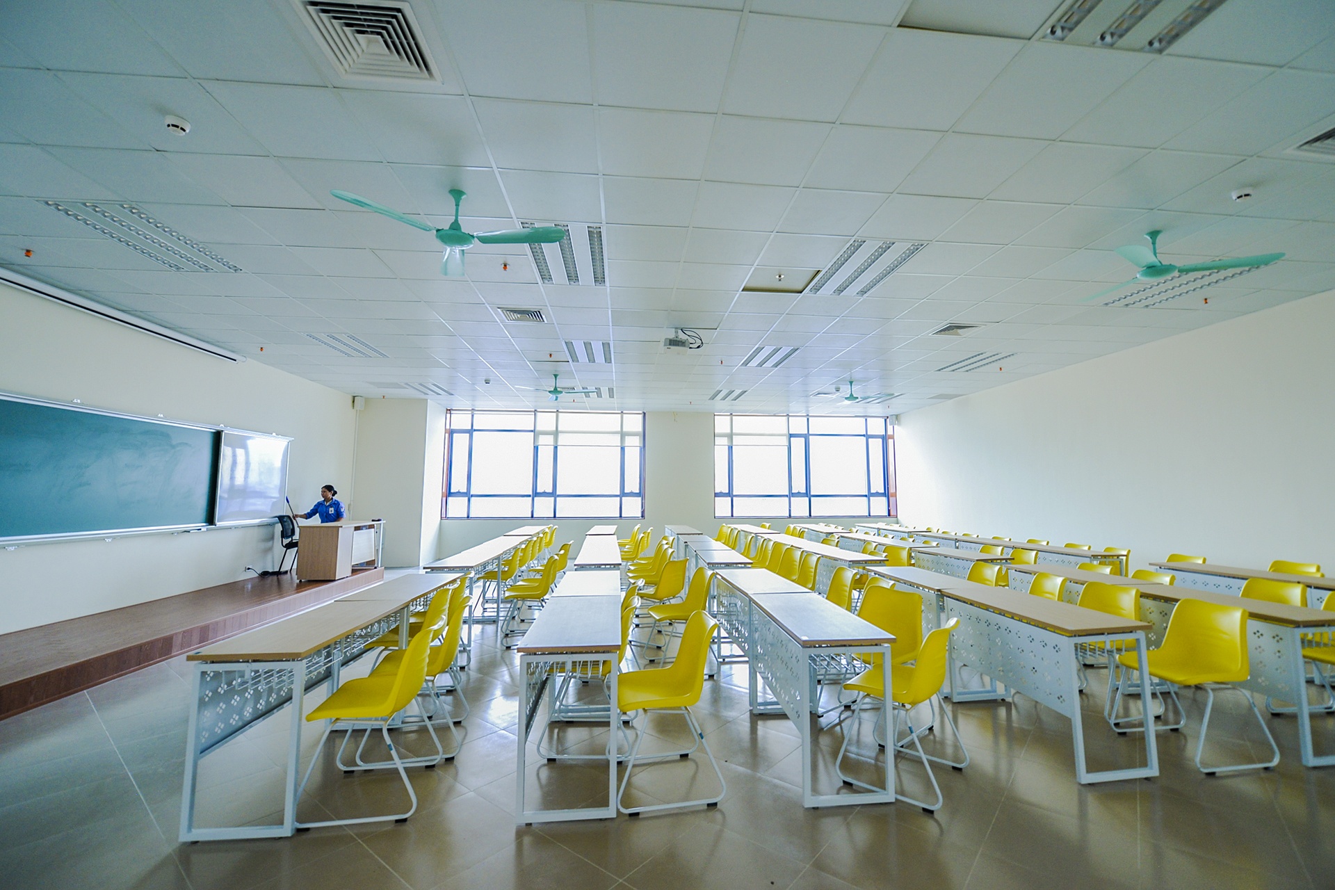 toa nha the ky DH kinh te quoc dan anh 9