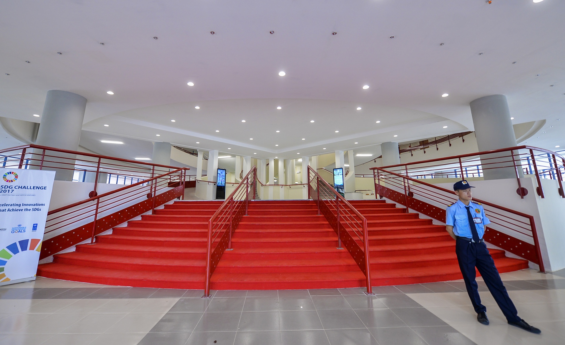 toa nha the ky DH kinh te quoc dan anh 4