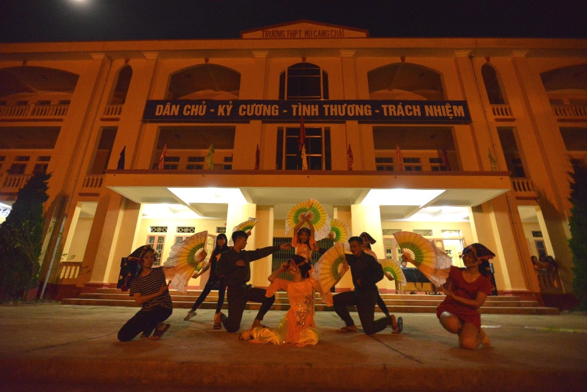 Thay tro o Mu Cang Chai hao huc ngay tuu truong hinh anh