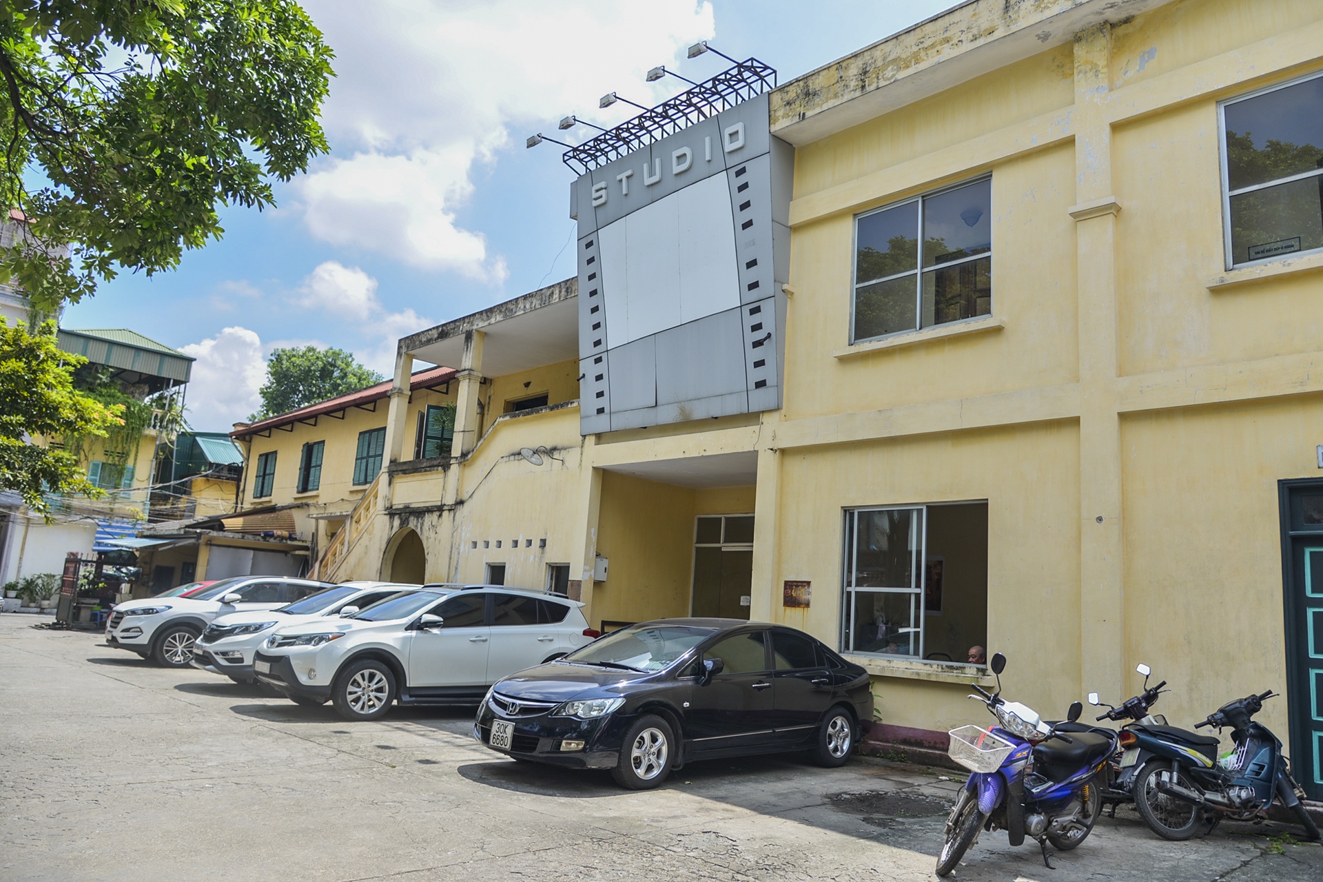 Can canh ben trong Hang phim truyen Viet Nam anh 14