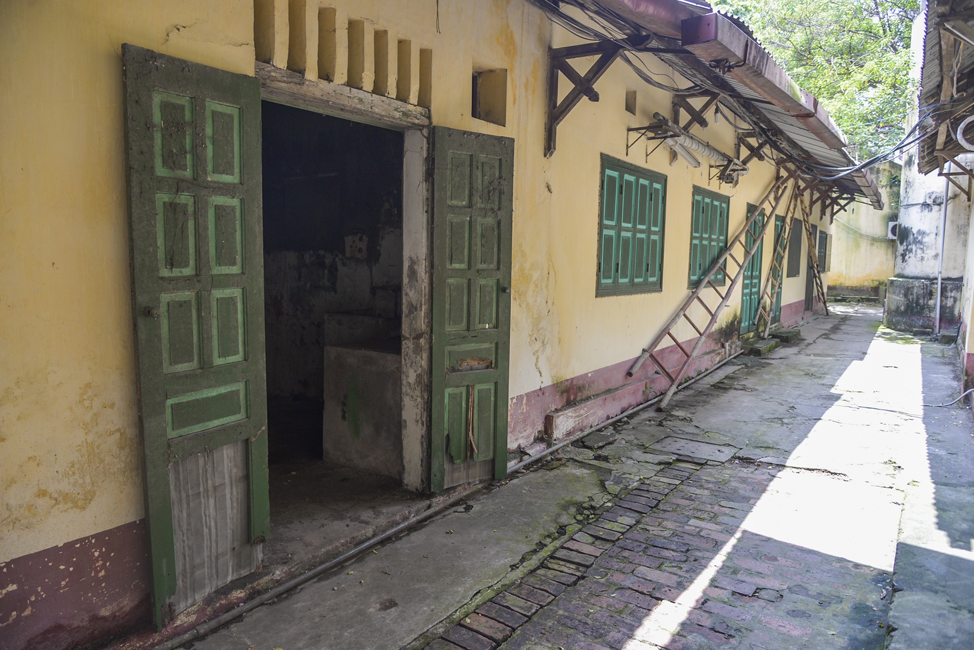 Can canh ben trong Hang phim truyen Viet Nam anh 15