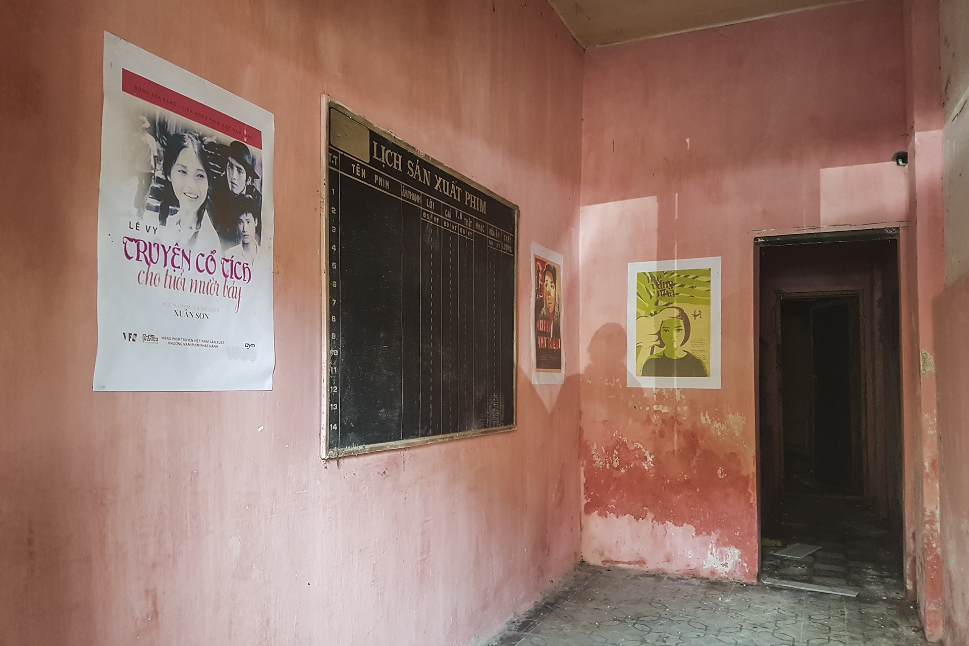 Can canh ben trong Hang phim truyen Viet Nam anh 16