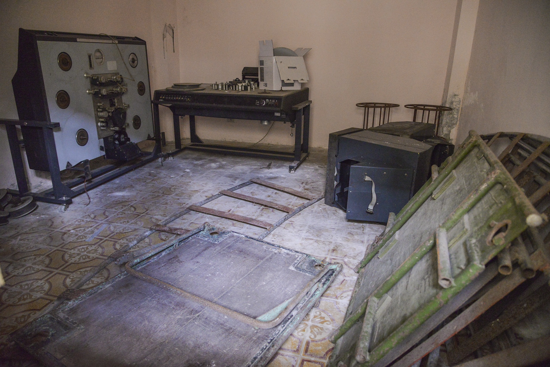 Can canh ben trong Hang phim truyen Viet Nam anh 5