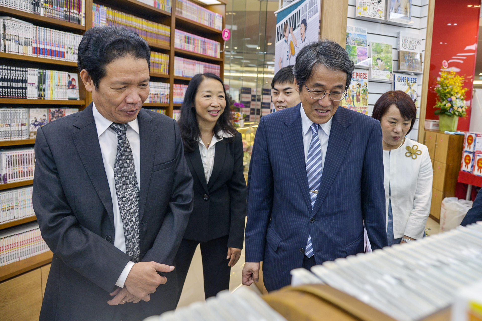 Nha sach thu 100 tren toan quoc cua Fahasa co gian hang tieng Nhat hinh anh