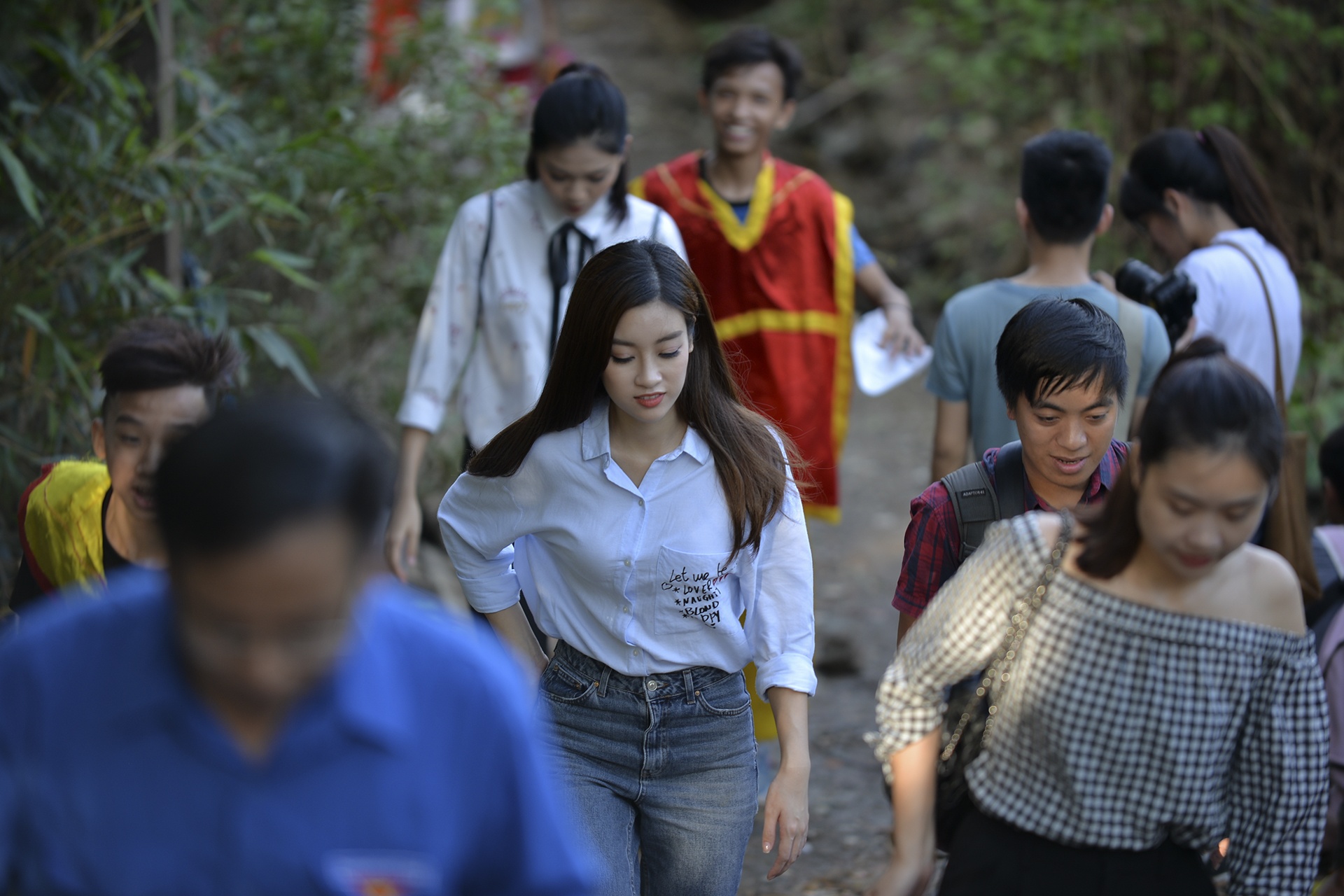 Hoa hau Do My Linh lan loi toi lang chai phat qua Trung thu hinh anh