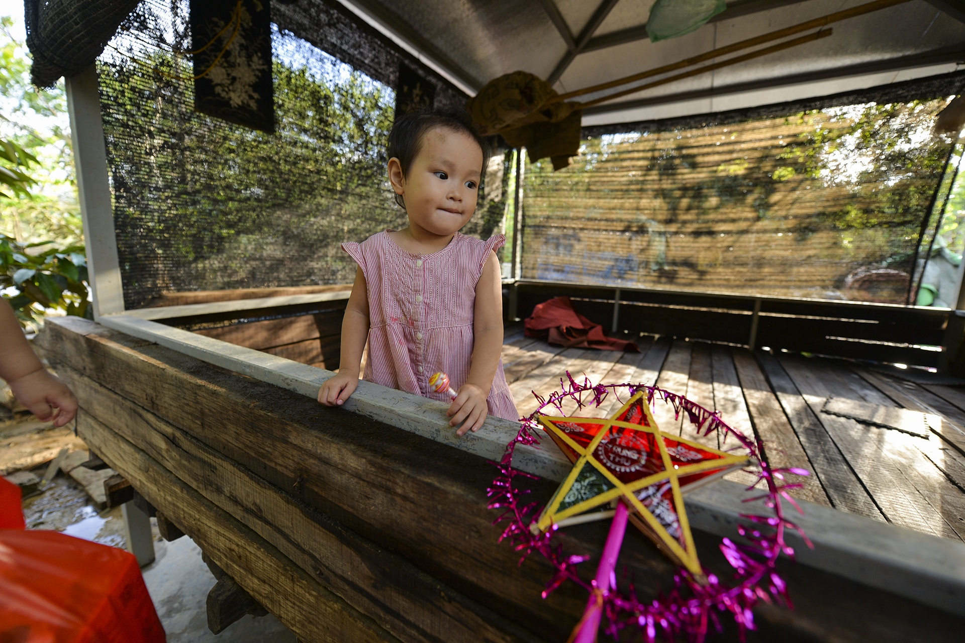 Hoa hau Do My Linh trao qua Trung thu anh 2