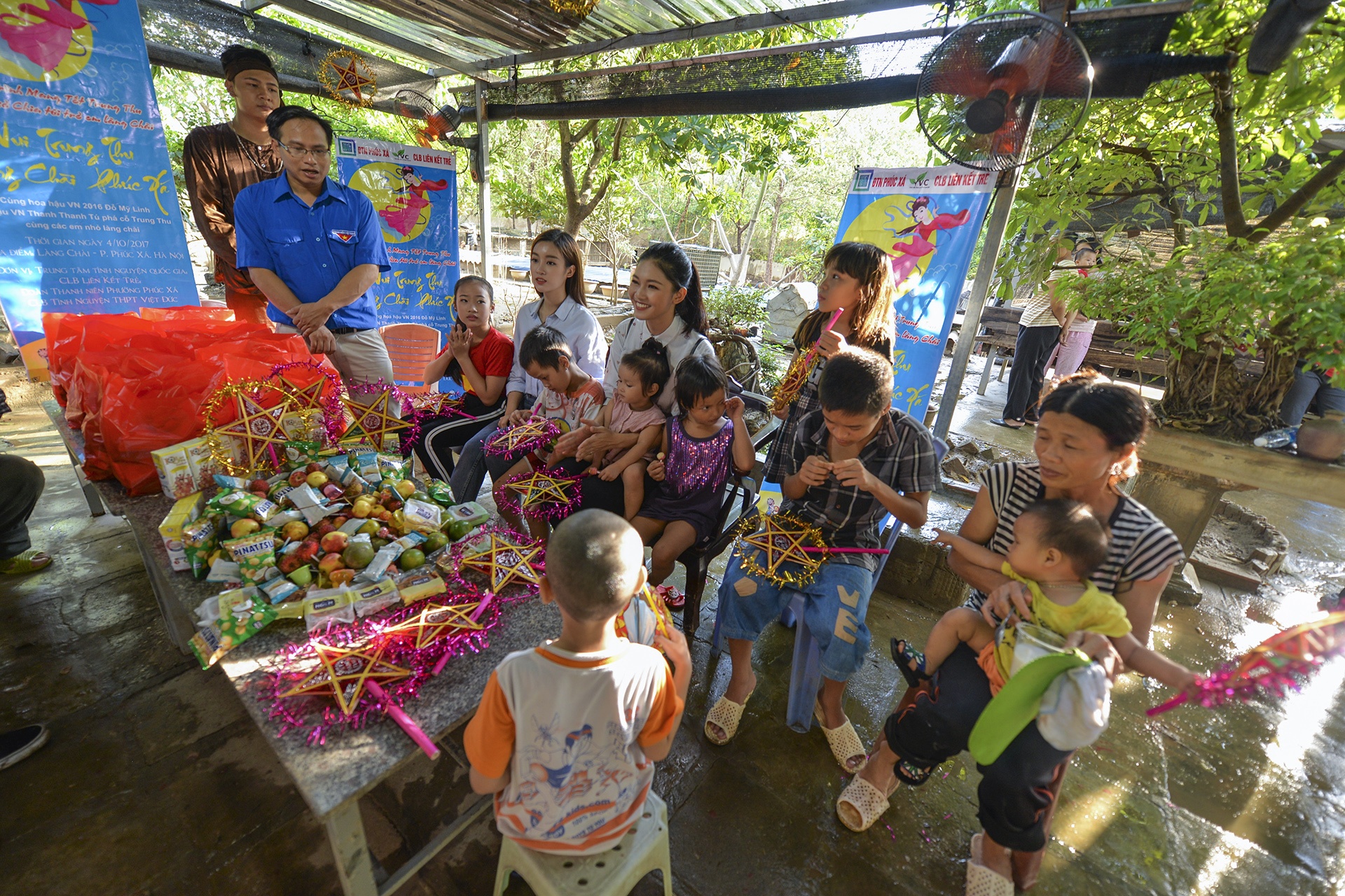 Hoa hau Do My Linh trao qua Trung thu anh 4