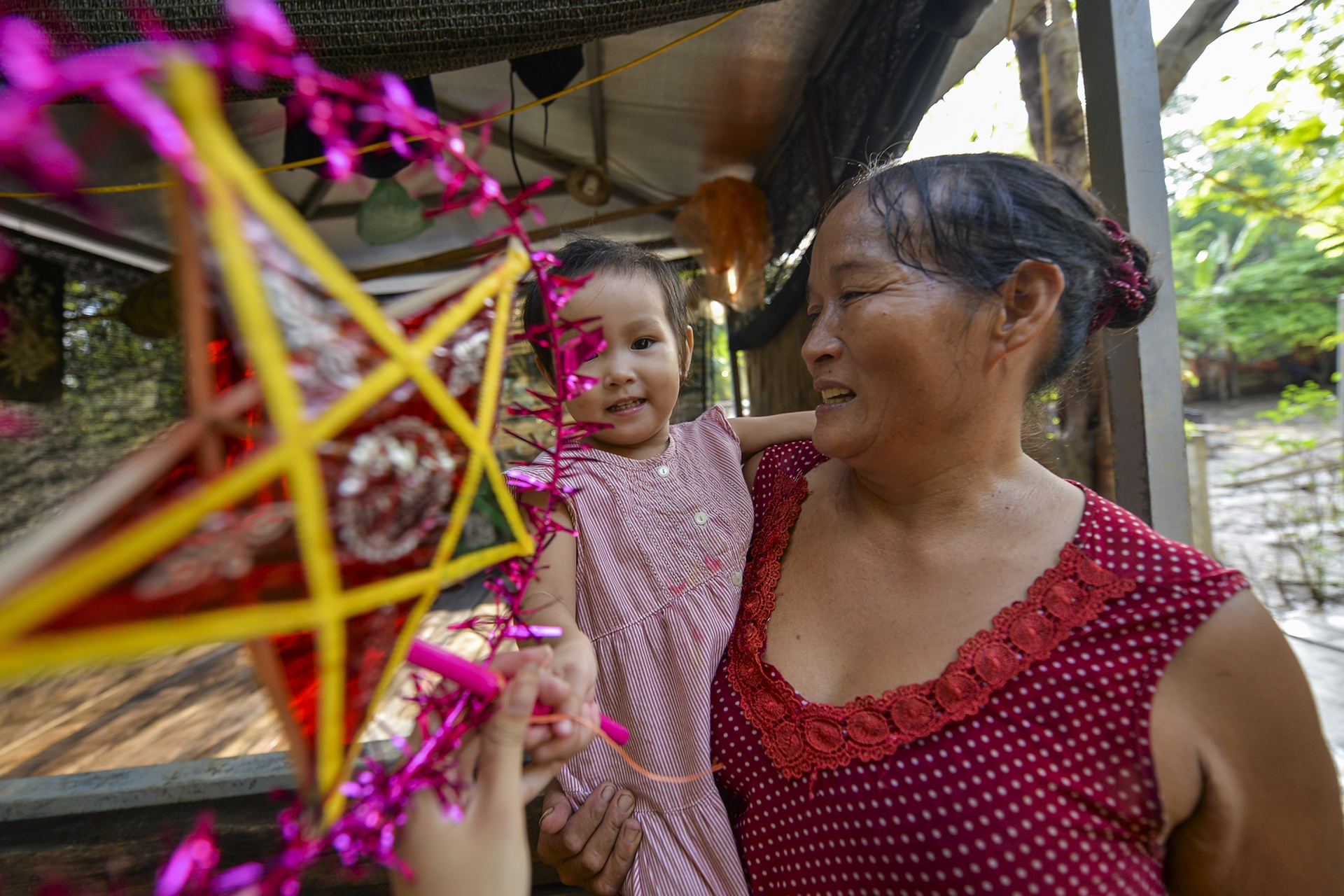 Hoa hau Do My Linh trao qua Trung thu anh 5