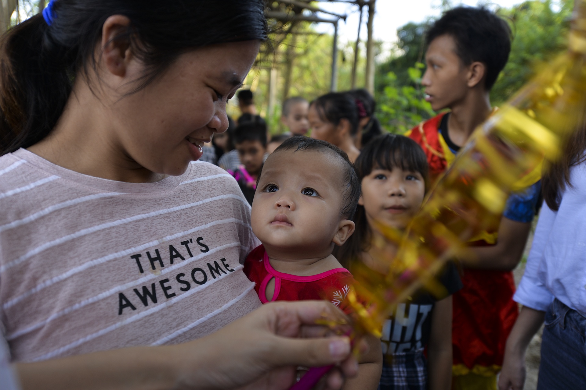 Hoa hau Do My Linh trao qua Trung thu anh 7