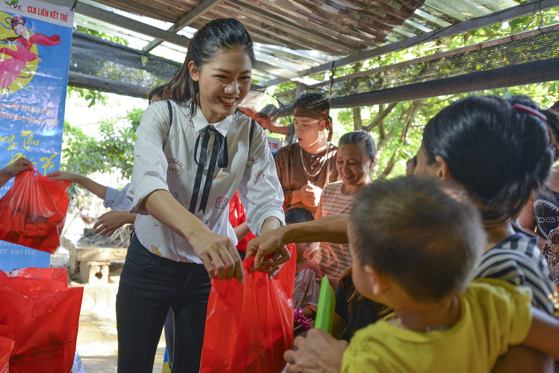 Hoa hau Do My Linh trao qua Trung thu anh 8