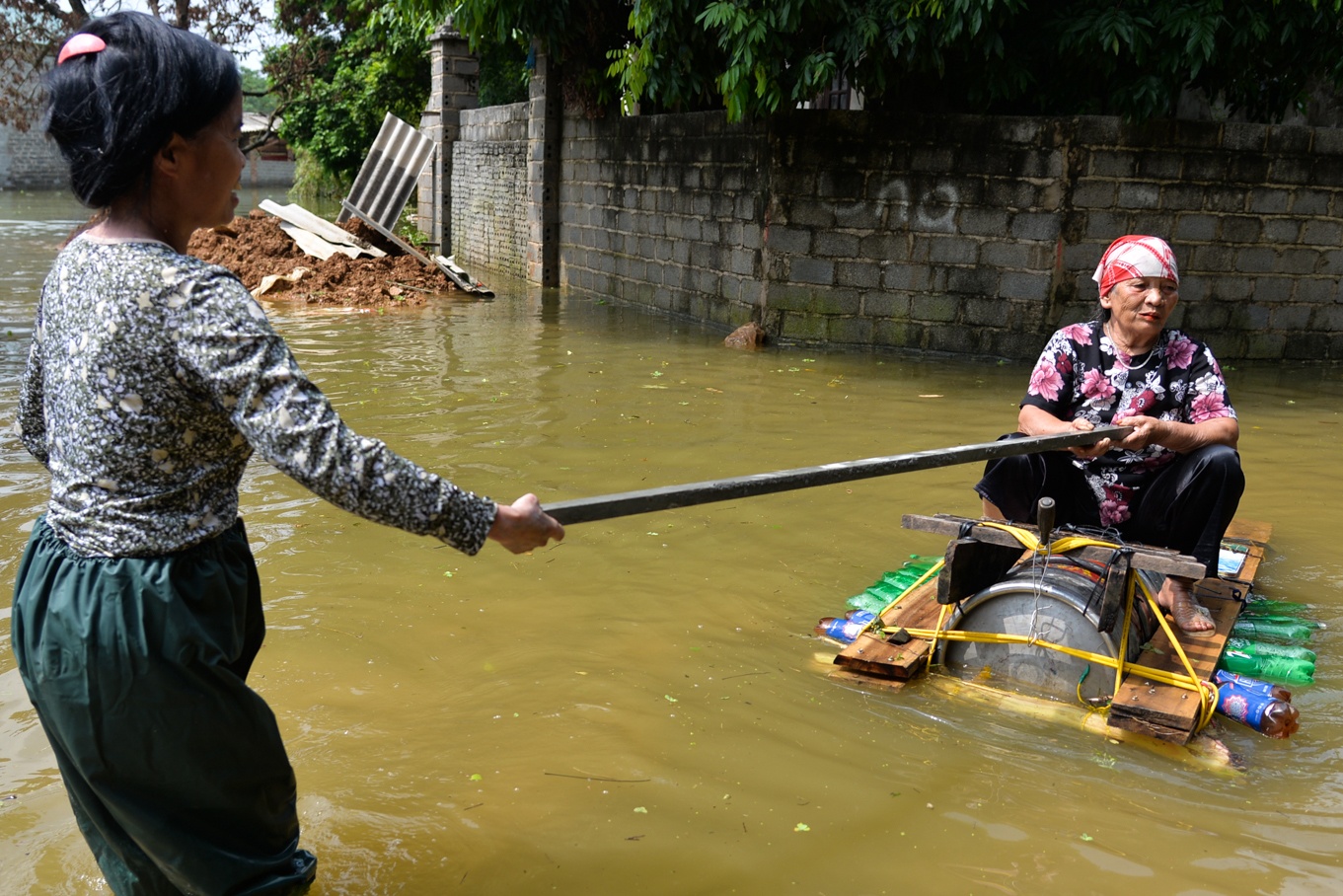 Nuoc van chua rut, dan Ha Noi che be 'dac chung' hinh anh