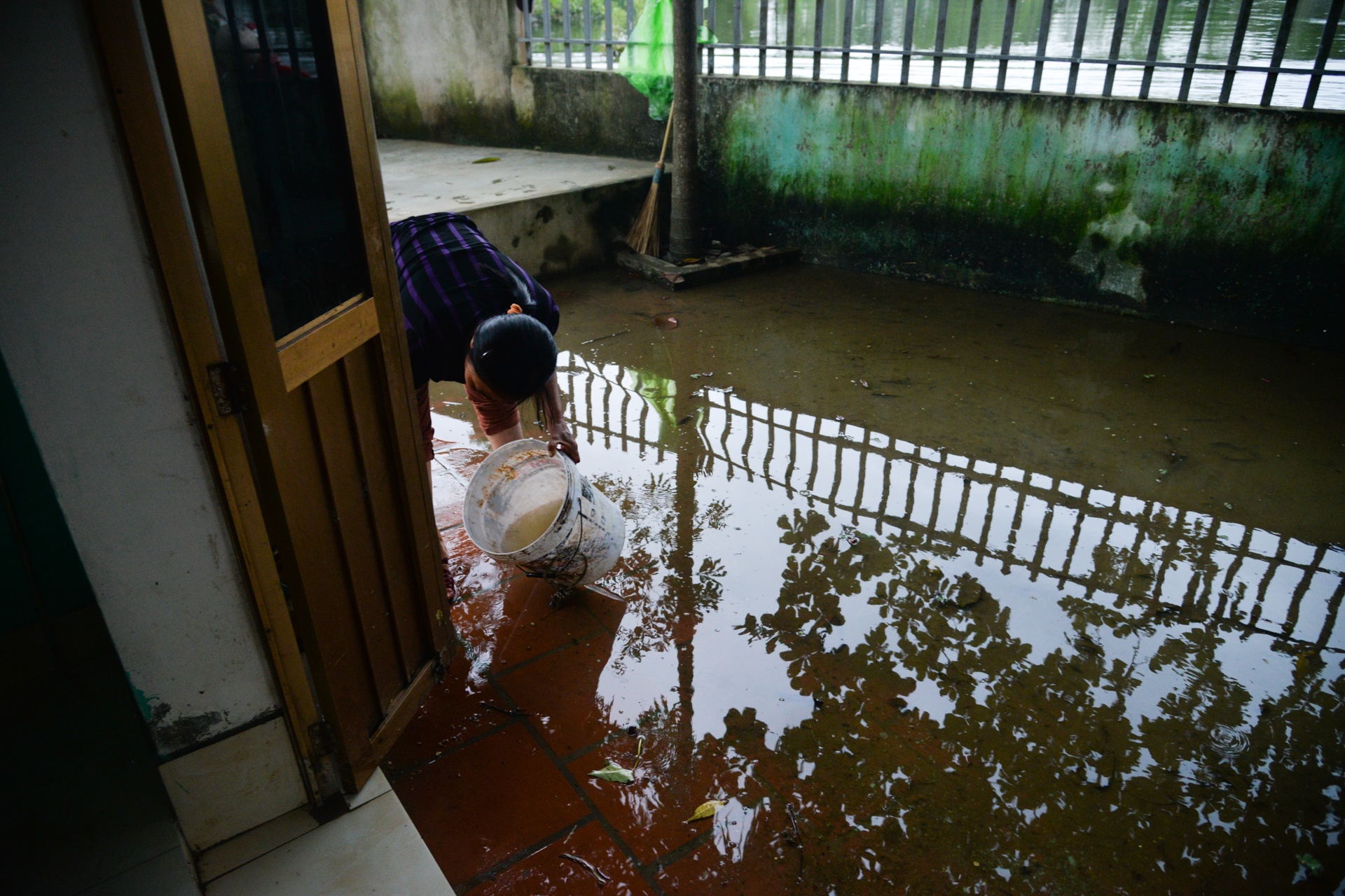 nguoi dan don dep sau lu anh 11