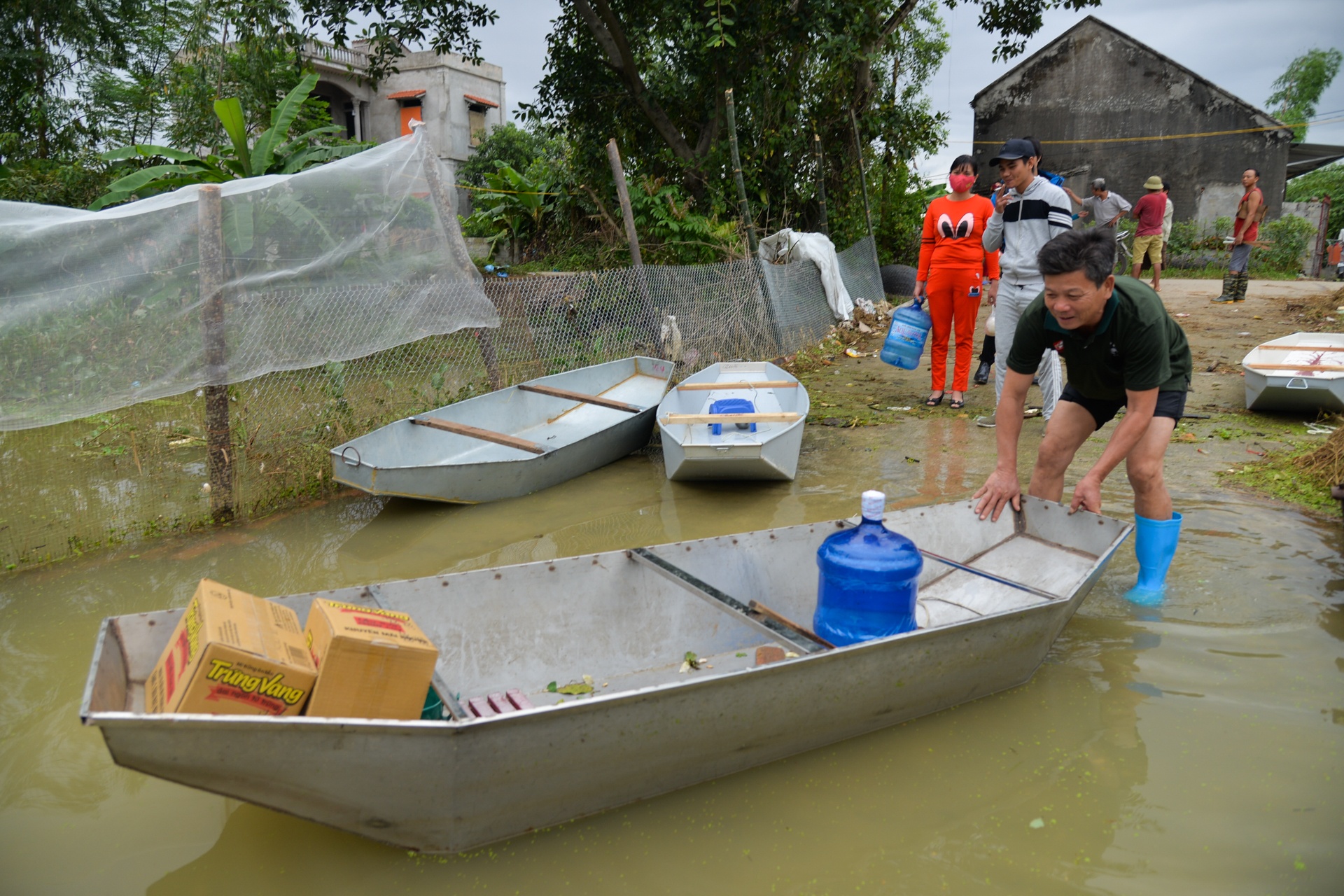 nguoi dan don dep sau lu anh 14