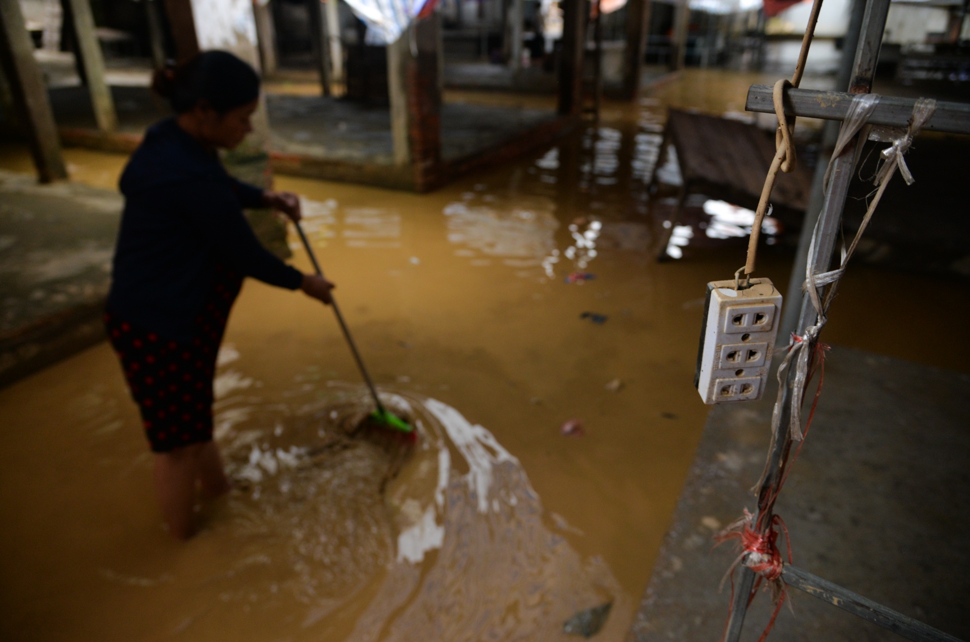 nguoi dan don dep sau lu anh 2