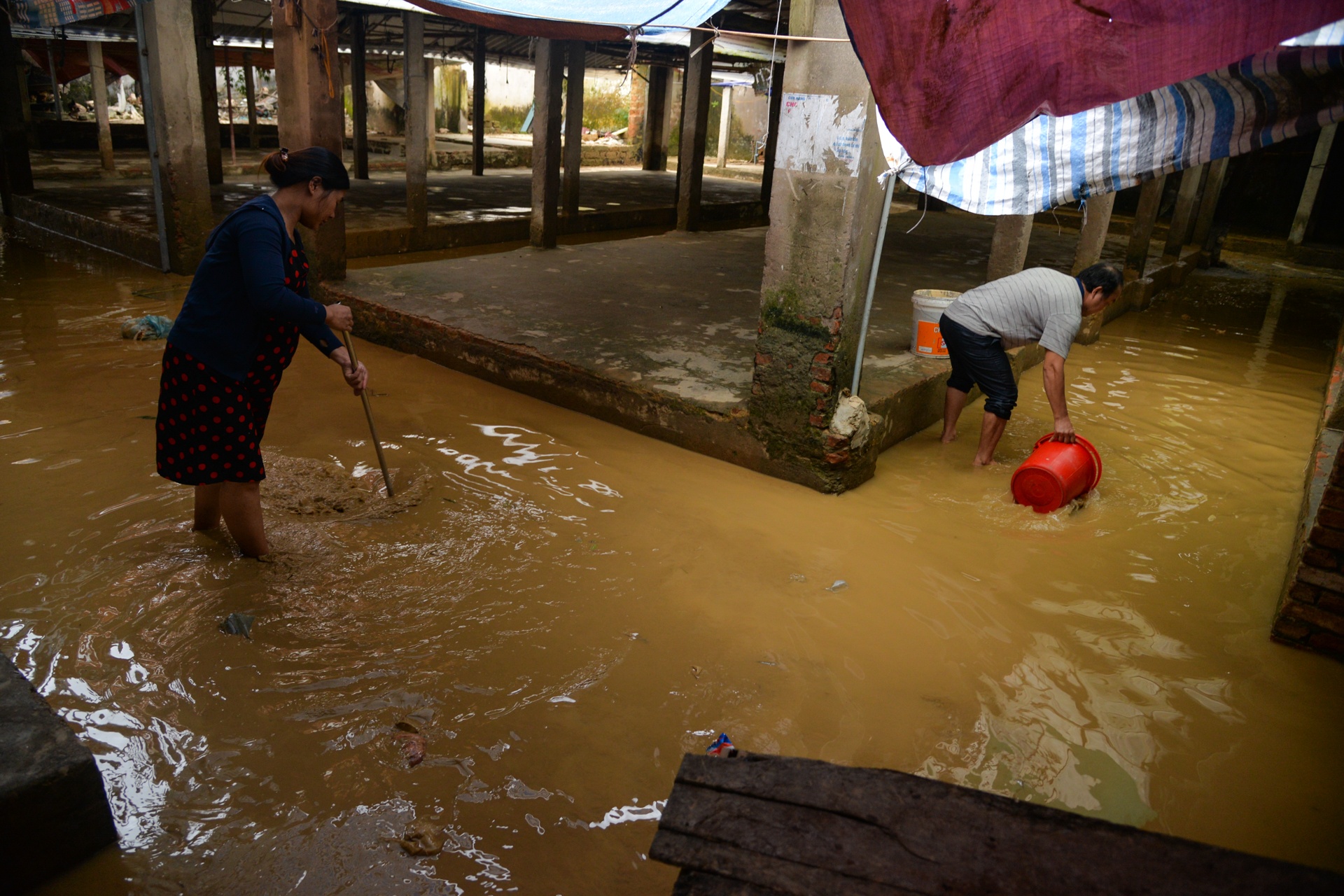 nguoi dan don dep sau lu anh 3