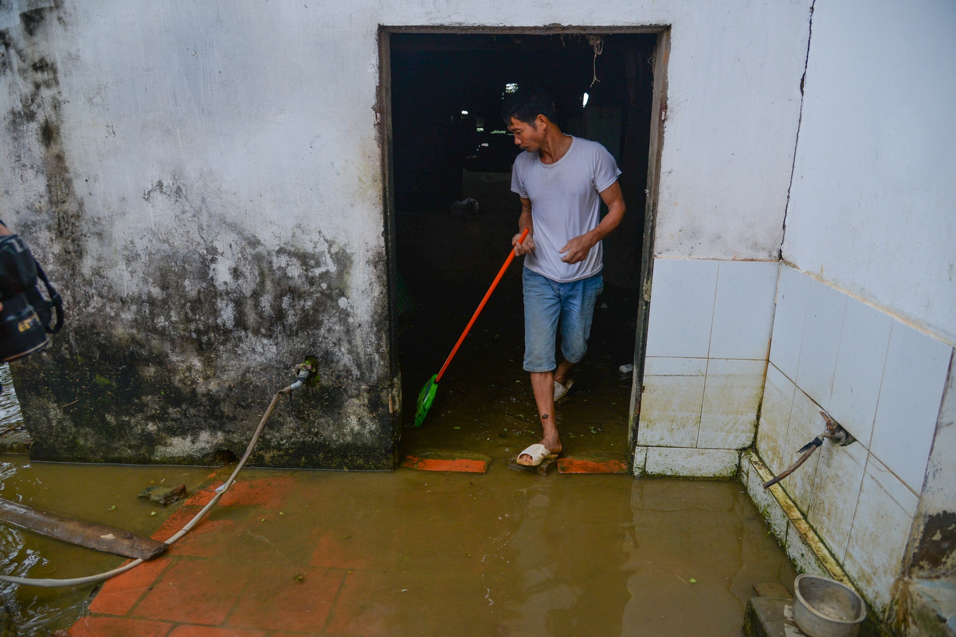 nguoi dan don dep sau lu anh 10