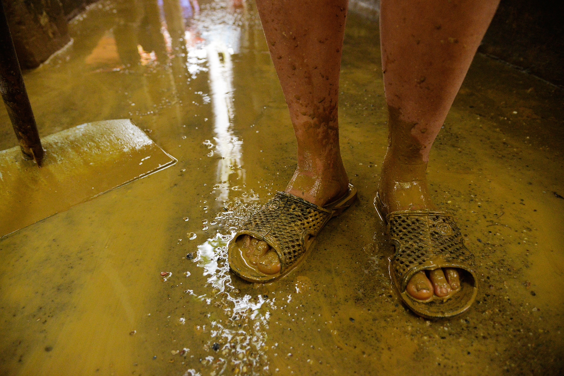 nguoi dan don dep sau lu anh 5