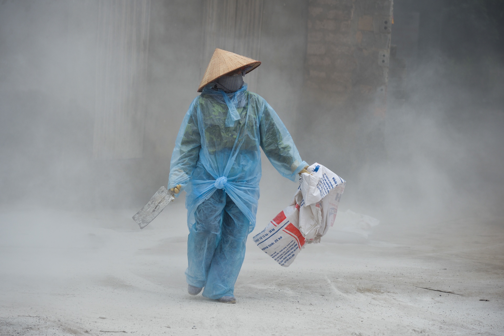 Rac voi bot, phun hoa chat sau lu hinh anh