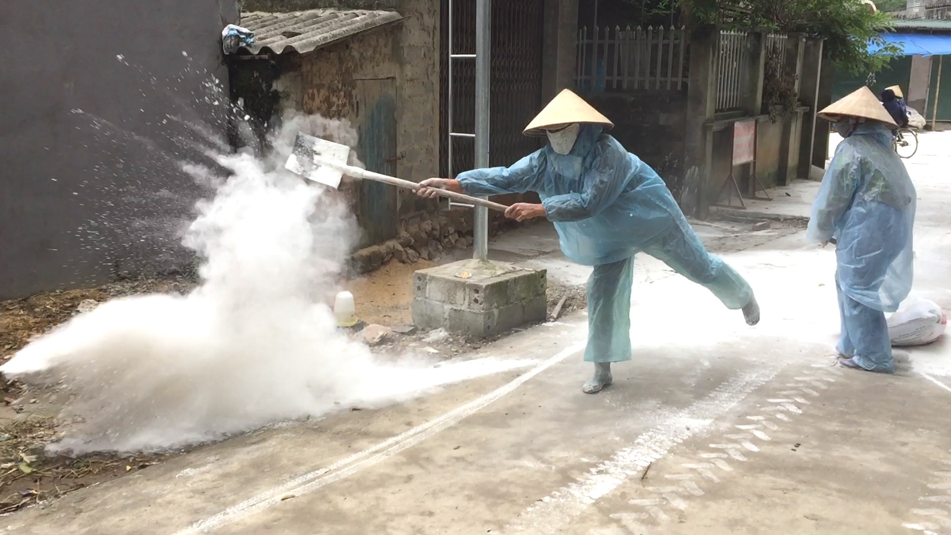 Rac voi, phun thuoc khu trung sau ngap lut hinh anh