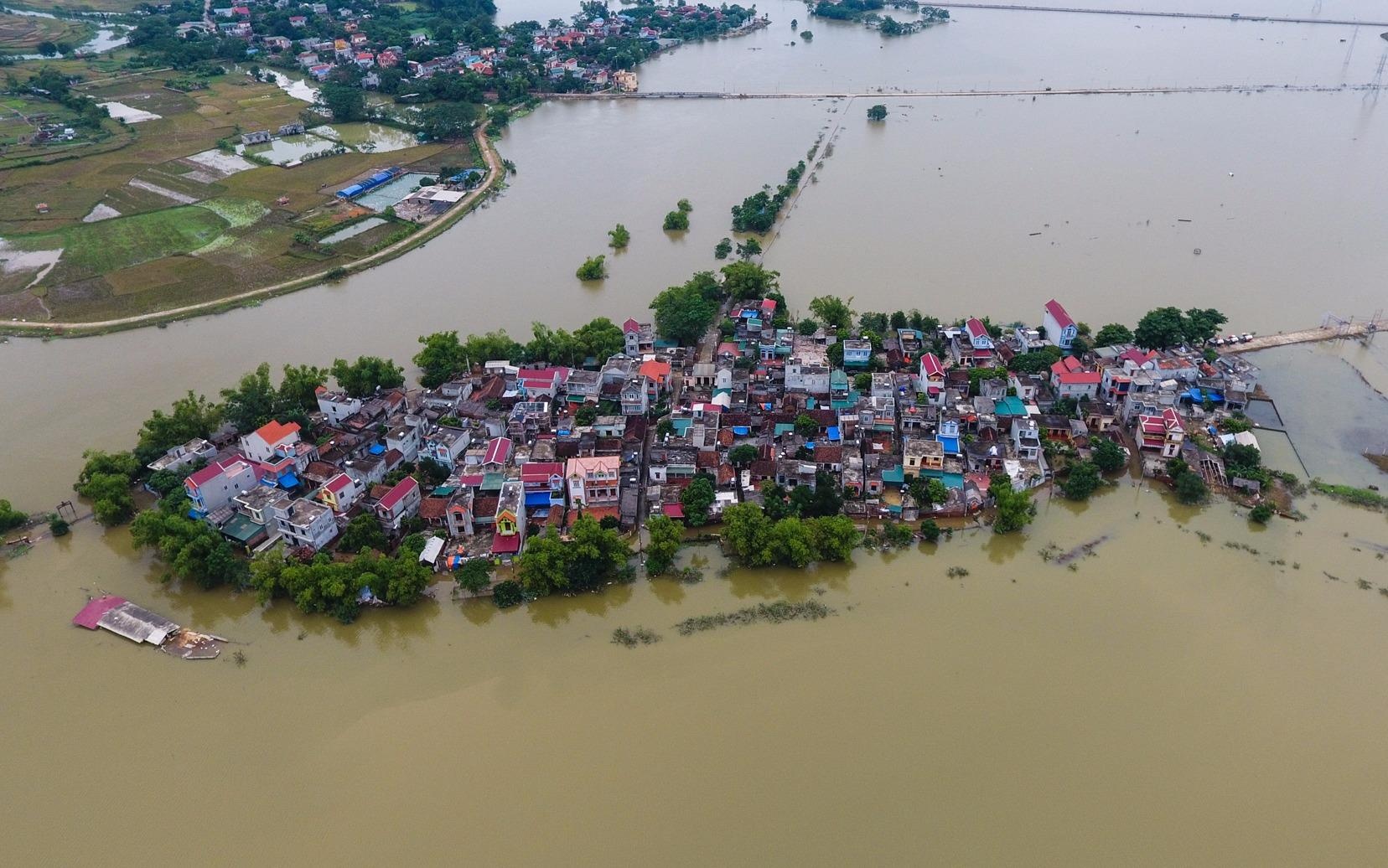 Lang ven do bi co lap ca tuan trong nuoc lu hinh anh