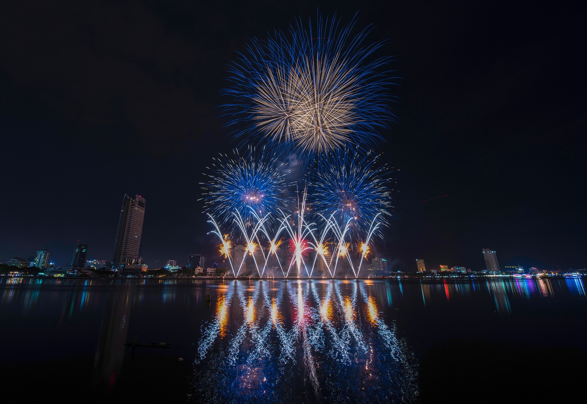 Đội Pháp trình diễn pháo hoa tại Đà Nẵng ảnh 4 Doi Phap trinh dien phao hoa tai Da Nang anh 4