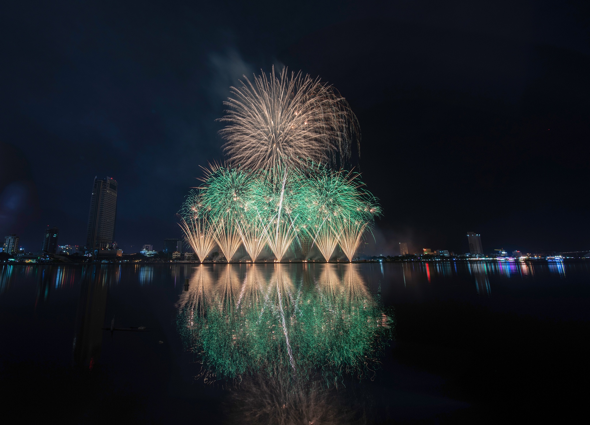 Đội Pháp trình diễn pháo hoa tại Đà Nẵng ảnh 9 Doi Phap trinh dien phao hoa tai Da Nang anh 9