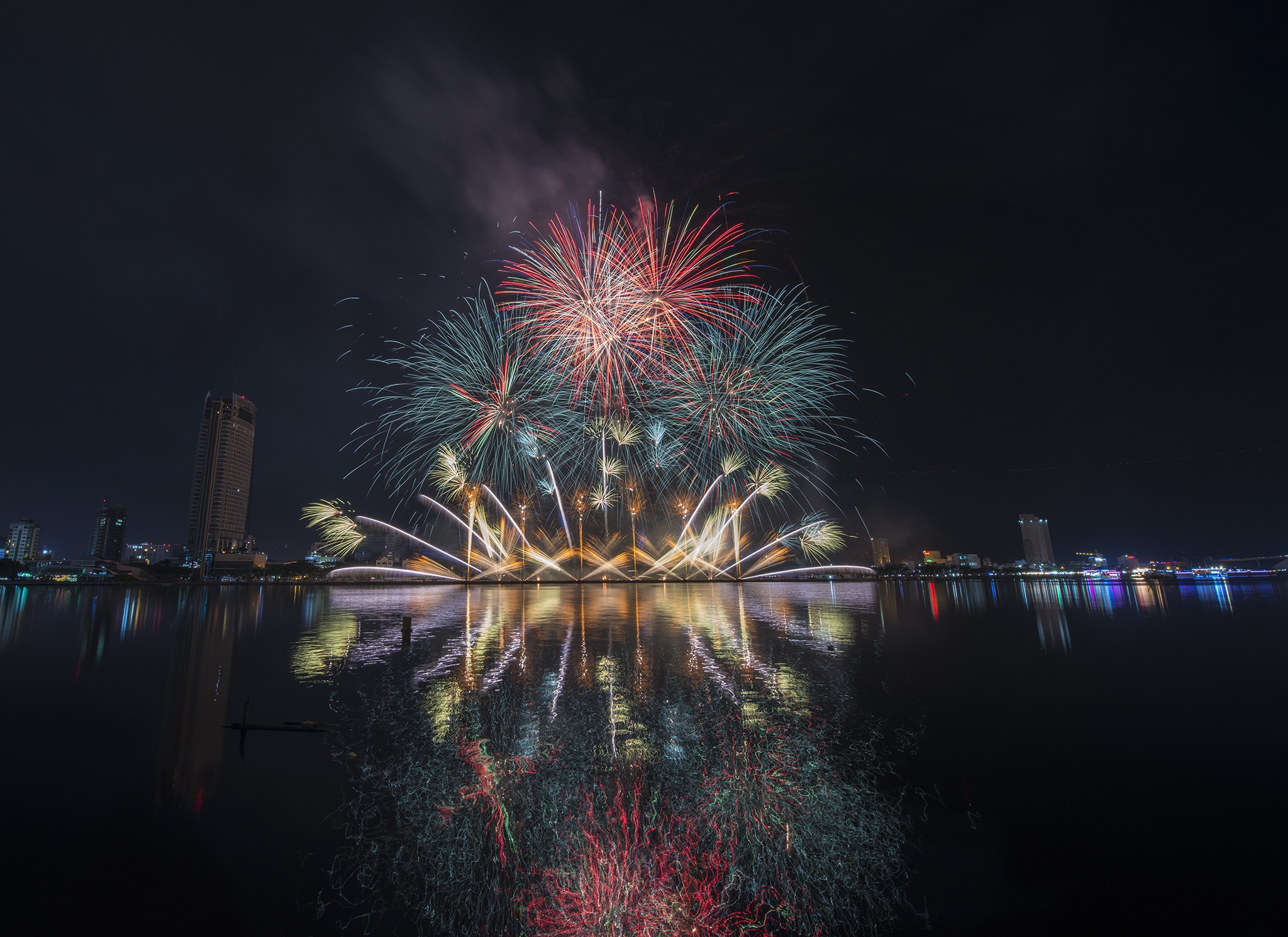 Đội Pháp trình diễn pháo hoa tại Đà Nẵng ảnh 10 Doi Phap trinh dien phao hoa tai Da Nang anh 10