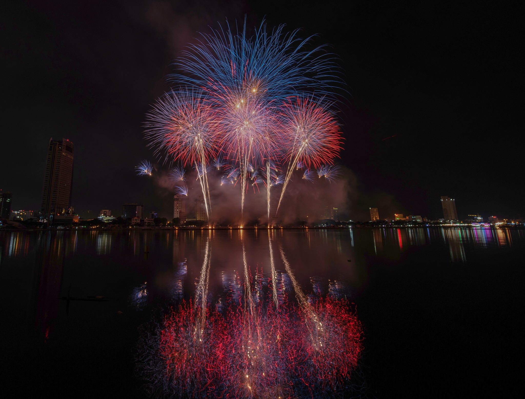 Đội Pháp trình diễn pháo hoa tại Đà Nẵng ảnh 11 Doi Phap trinh dien phao hoa tai Da Nang anh 11