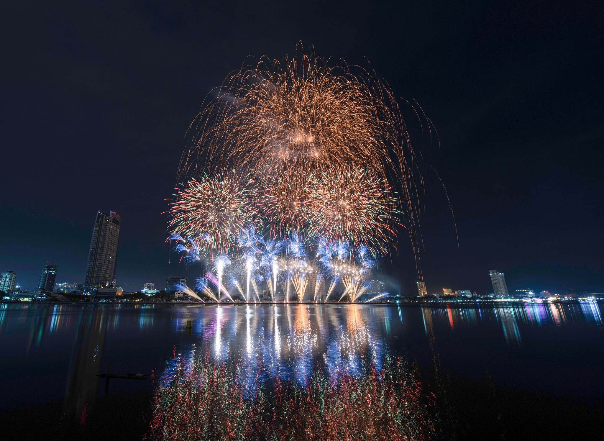 Đội Pháp trình diễn pháo hoa tại Đà Nẵng ảnh 5 Doi Phap trinh dien phao hoa tai Da Nang anh 5