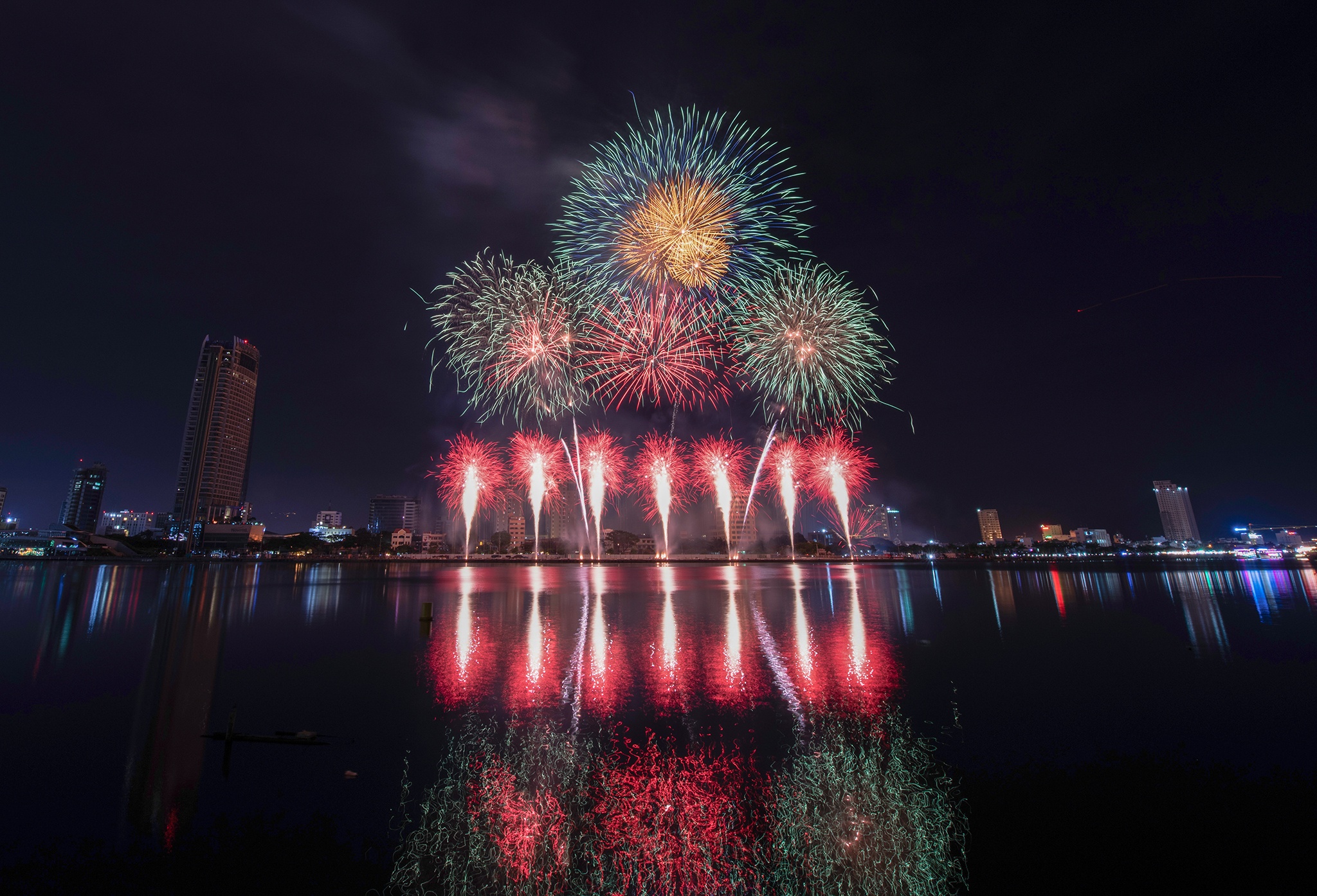 Đội Pháp trình diễn pháo hoa tại Đà Nẵng ảnh 6 Doi Phap trinh dien phao hoa tai Da Nang anh 6