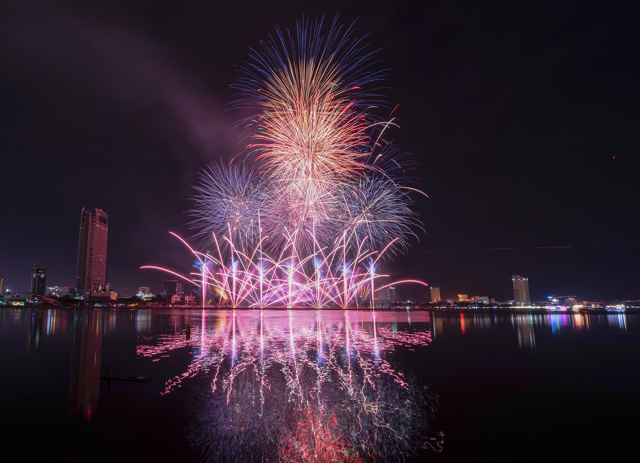 Đội Pháp trình diễn pháo hoa tại Đà Nẵng ảnh 7 Doi Phap trinh dien phao hoa tai Da Nang anh 7