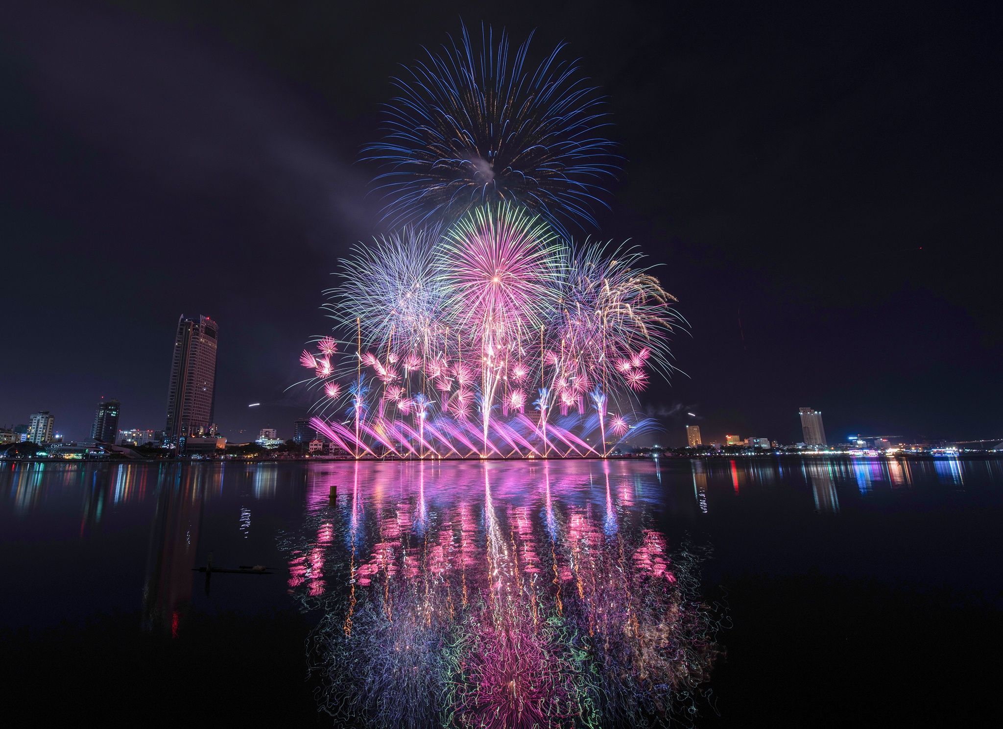 Đội Pháp trình diễn pháo hoa tại Đà Nẵng ảnh 8 Doi Phap trinh dien phao hoa tai Da Nang anh 8