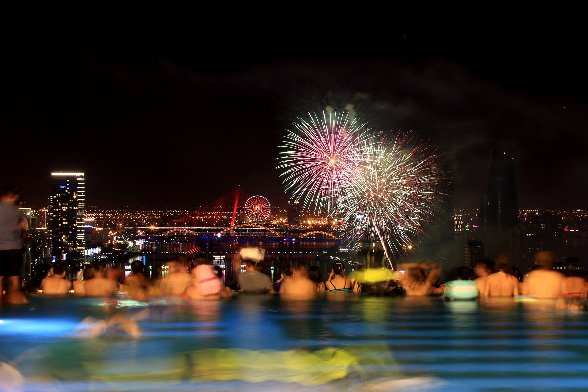 Đội Pháp trình diễn pháo hoa tại Đà Nẵng ảnh 3 Doi Phap trinh dien phao hoa tai Da Nang anh 3