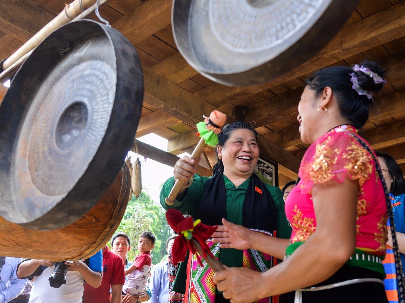 Pho chu tich Quoc hoi tham Lang van hoa cac dan toc Viet Nam hinh anh