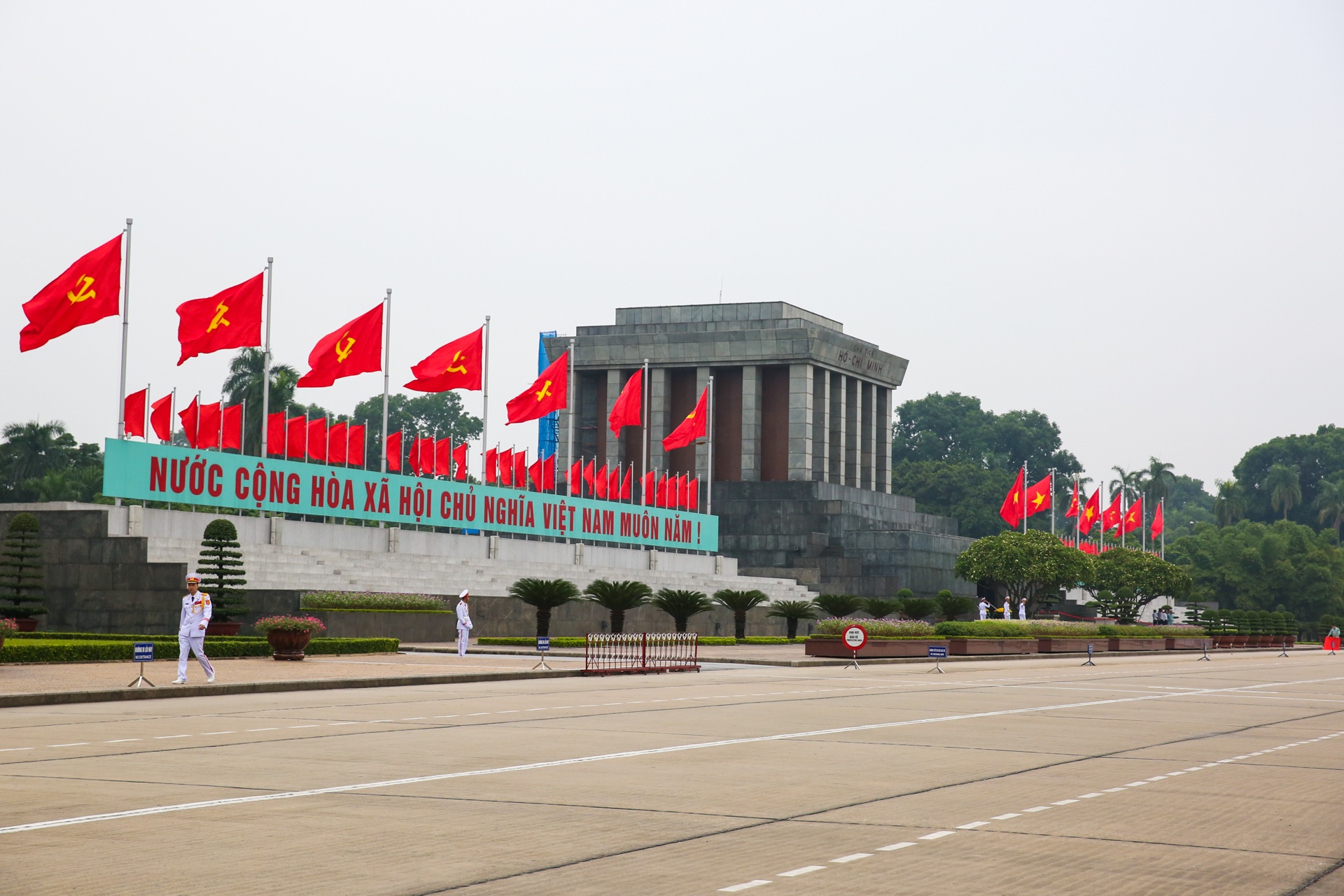 Dai bieu Quoc hoi vieng Chu tich Ho Chi Minh anh 1