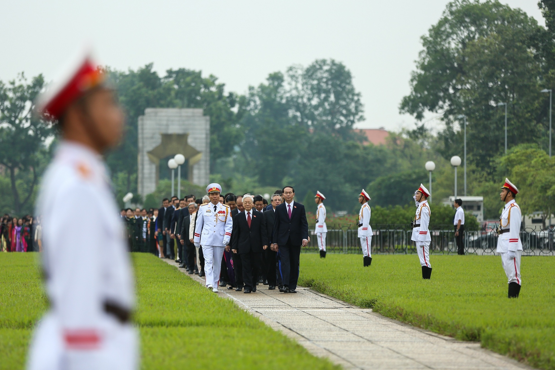 Dai bieu Quoc hoi vieng Chu tich Ho Chi Minh anh 3