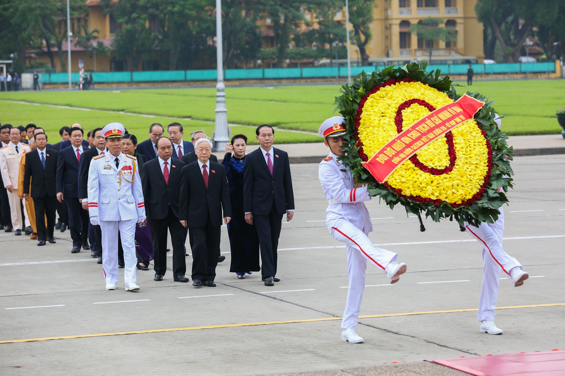 Dai bieu Quoc hoi vieng Chu tich Ho Chi Minh anh 4